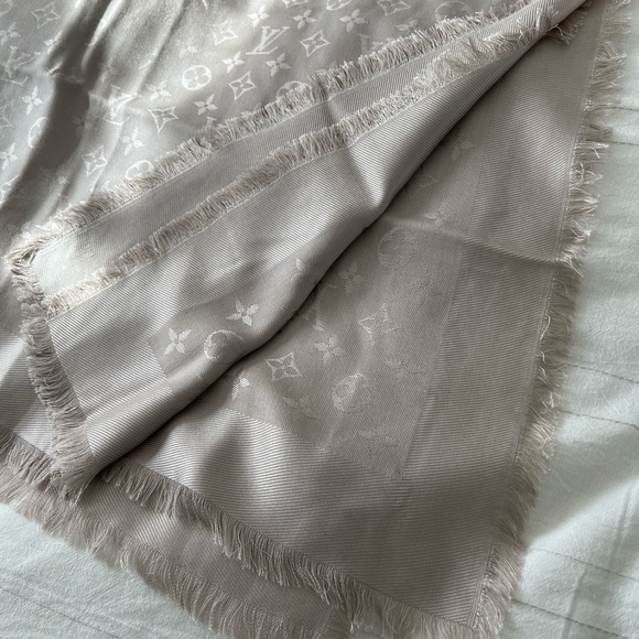 Louis Vuitton Monogram Shawl - Greige - Picture 5 of 5